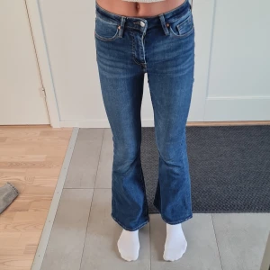 Blå flare jeans från Vailent  - Snygga blå jeans från Vailent med flare-ben och klassisk femficksdesign. Modellen har hög midja och är tillverkad i mjukt jeansmaterial med lite stretch för skön passform. Jeansen är lite korta o tajta i midjan för mig. Jag är 170 cm lång.