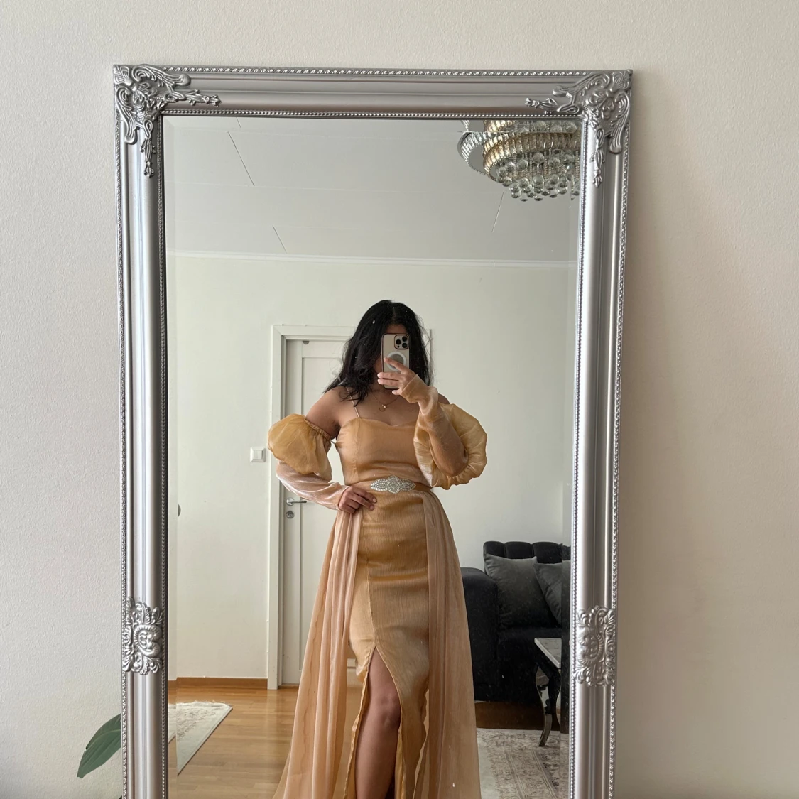 Champagnefärgad långklänning med puffärmar - 2