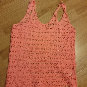 Virkat linne  - Säljer en superfin rosa linnetopp från Gina Tricot i storlek XS. Men blir oversize så den passar s-m skulle jag säga. Den är mer rosa i verkligheten. 