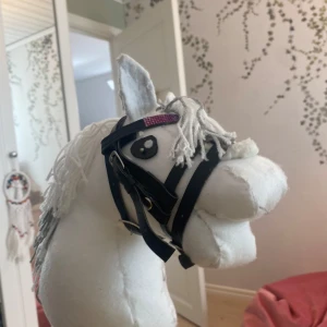 Käpphäst - Säljer min vita käpphäst som har vit och grå man 🫶🏼 Om du vill ha tränsen kostar det 50 kr extra💗 Pris kan diskuteras🩷