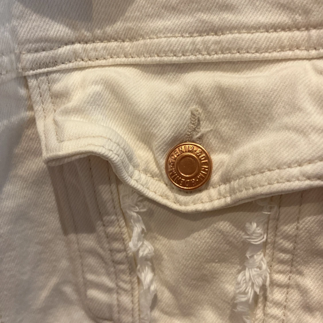 Vit jeansjacka från H&M med fransar - 2