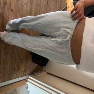 Så söta mjukisbyxor från Brandy Melville! - Supermysiga grå mjukisbyxor från Brandy Melville🥰 Helt nya och i super bra skick!💞