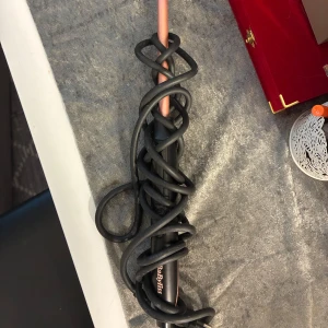 BaByliss locktång med roséguld - Snygg locktång från BaByliss med ett roséguldfärgat värmeelement och svart handtag. Perfekt för att skapa mjuka lockar och vågor. Ergonomisk design och lång sladd för enkel styling. 