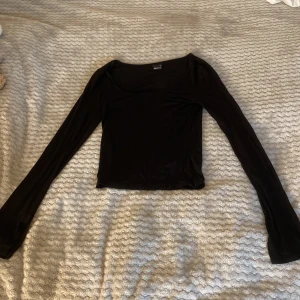 Svart långärmad topp Gina Tricot XS - Svart långärmad topp från Gina Tricot i storlek XS. Har en slitt längst på armarna🩷