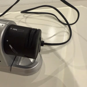 Knivslip - En jätte bra knivslip från märket SilverCrest. Den har fyra olika lägen varav tre stycken till knivar och en åt saxar. Pris kan diskuteras 