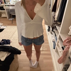 Vit omlottblus från Gina Tricot - Jättesöt vit blus från Gina Tricot med knytning där bak
