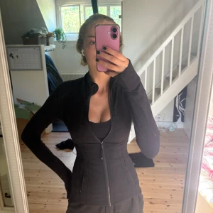 Lululemon define jacket - Köptes för ett år sedan. Har använt mycket. Super snygg. Är i storlek 2 men räknas som S skulle jag säga. Finns några defekter där det hänger en tråd lös men inget som syns på utsidan!