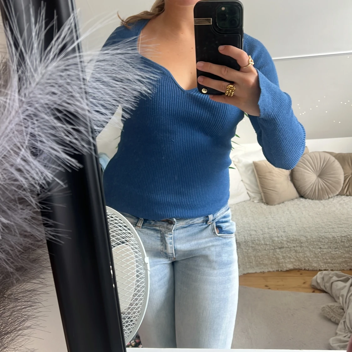Blå ribbad stickad tröja med v-ringning