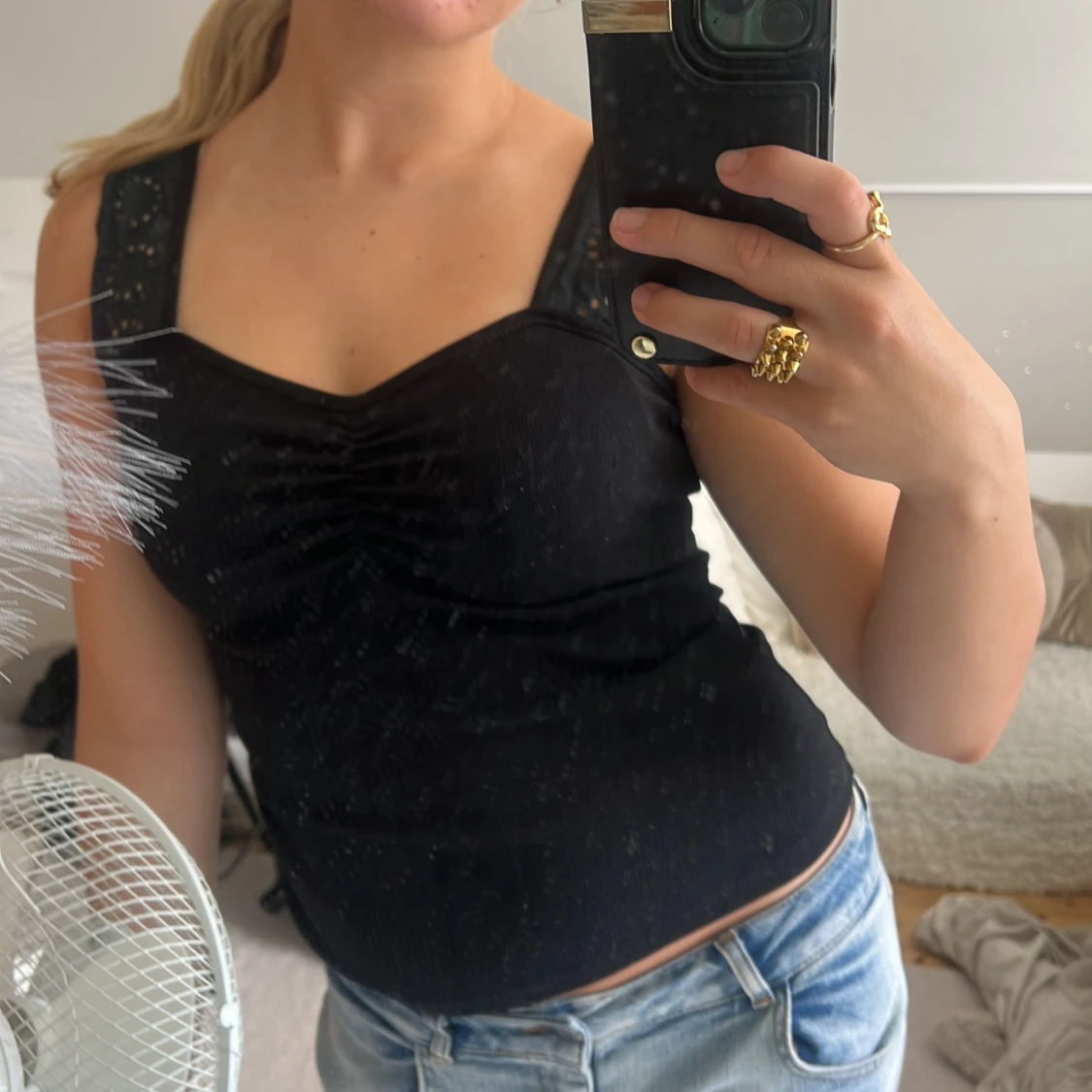 Svart ärmlös topp med spetsdetaljer