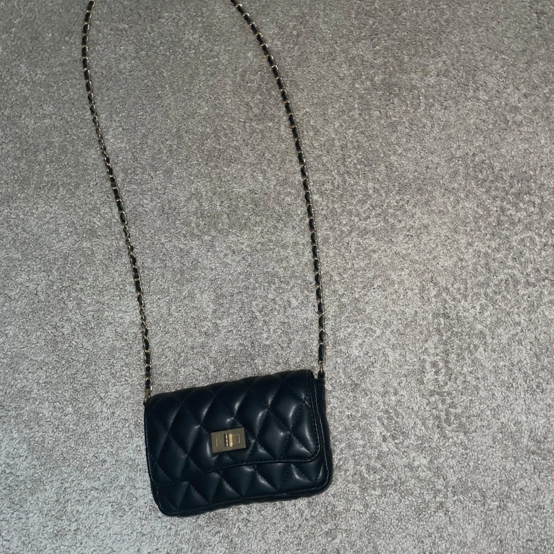 Svart quiltad axelväska med kedja