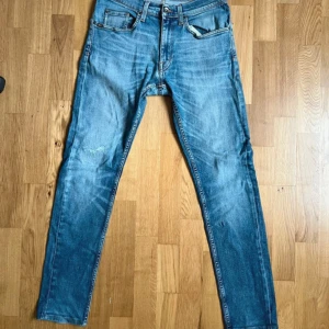 Blå skinny jeans från Tiger of Sweden - Säljer ett par snygga Tiger of Sweden Jeans.  Längd 104 cm, bredd 39 cm. Storlek W30.  Fraktar oftast samma dag!