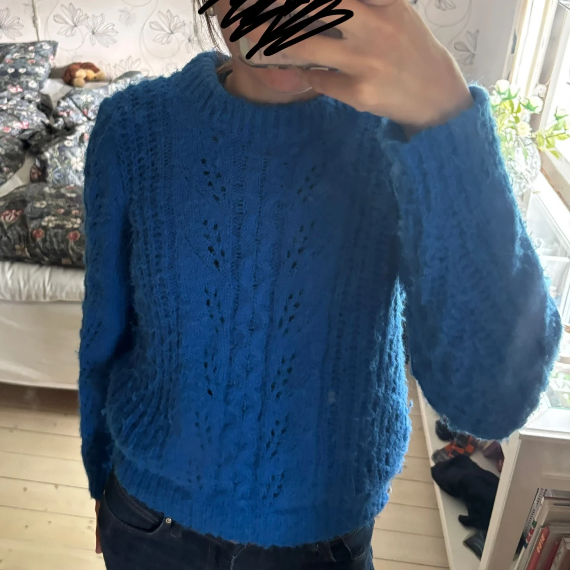 Blå stickad tröja med mönster