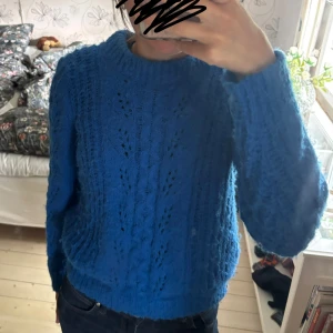 Blå stickad tröja med mönster - Superfin blå stickad tröja med mönster. Tröjan har långärmade ärmar och en mysig, lite fluffig känsla. Perfekt till höst och vinter. Tröjan använd max 2 gånger och är därav i mycket bra skick❤️