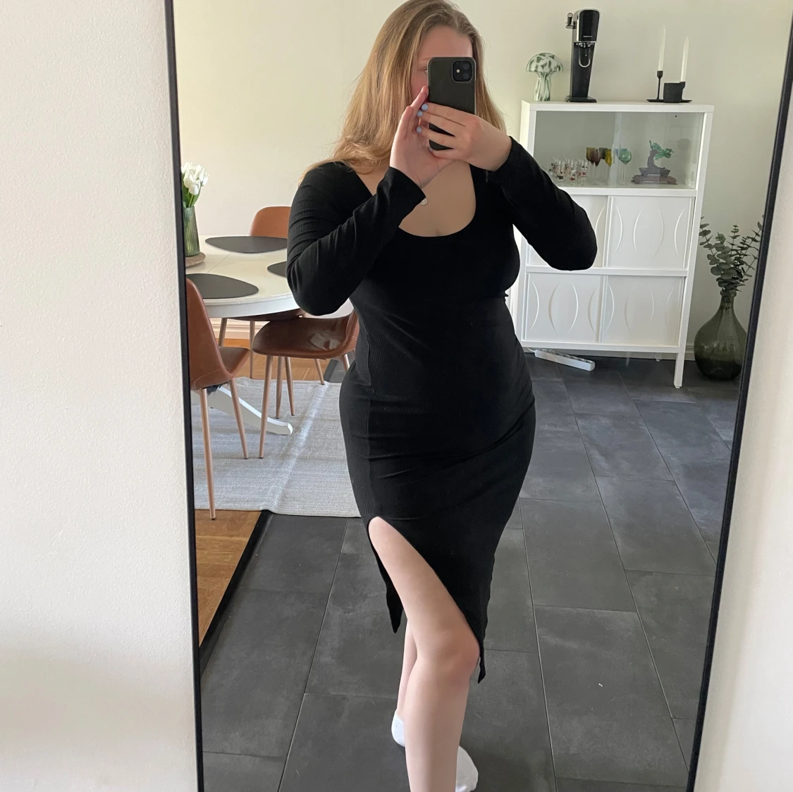 Långärmad klänning med slit - 1