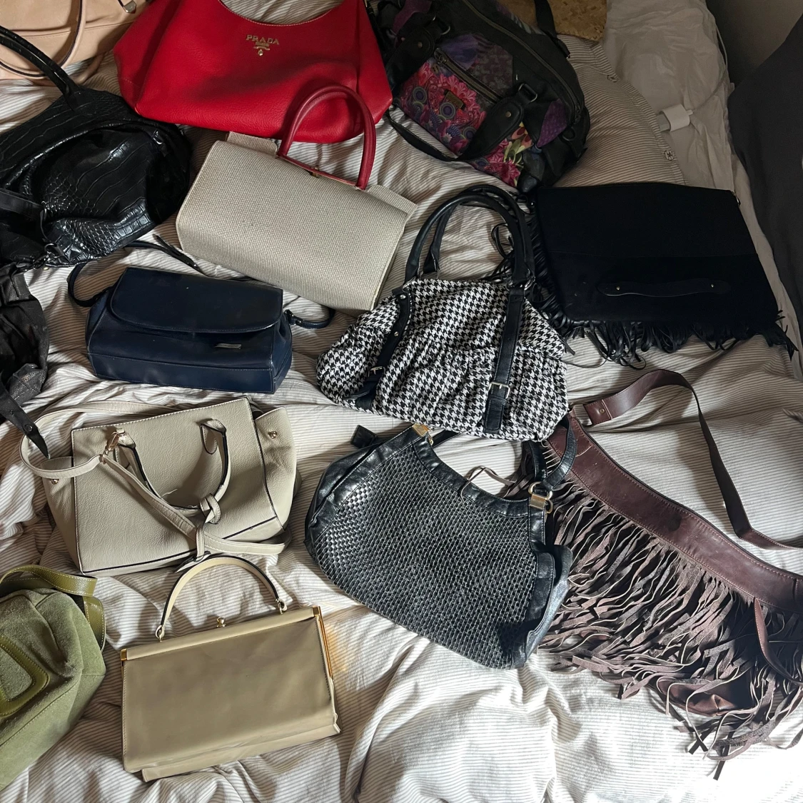 Samling av trendiga väskor i olika stilar - 3