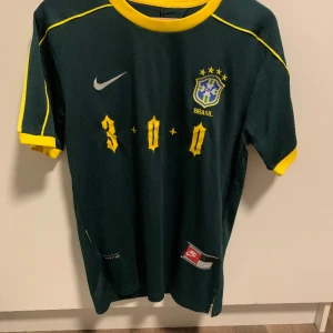 Brasilien tröja - Säljer denna Brasilien tröja som är för liten. Pris kan självklart diskuteras och vid fler frågor så är det bara att höra av sig