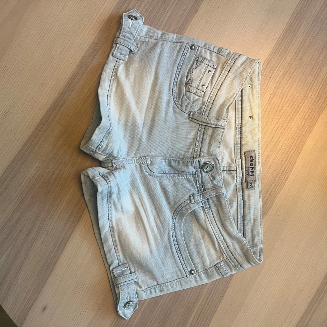 Ljusblåa jeansshorts från Cherri