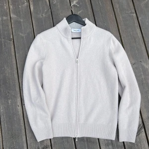 Gran sasso full zip - Sjukt snygg fullzip från den italienska märket Gran Sasso! | size 48/ S | skick 9/10 jättebra skick  men den behöver tvättas |  självklart äkta | hör av dig vid minsta fundering🤩