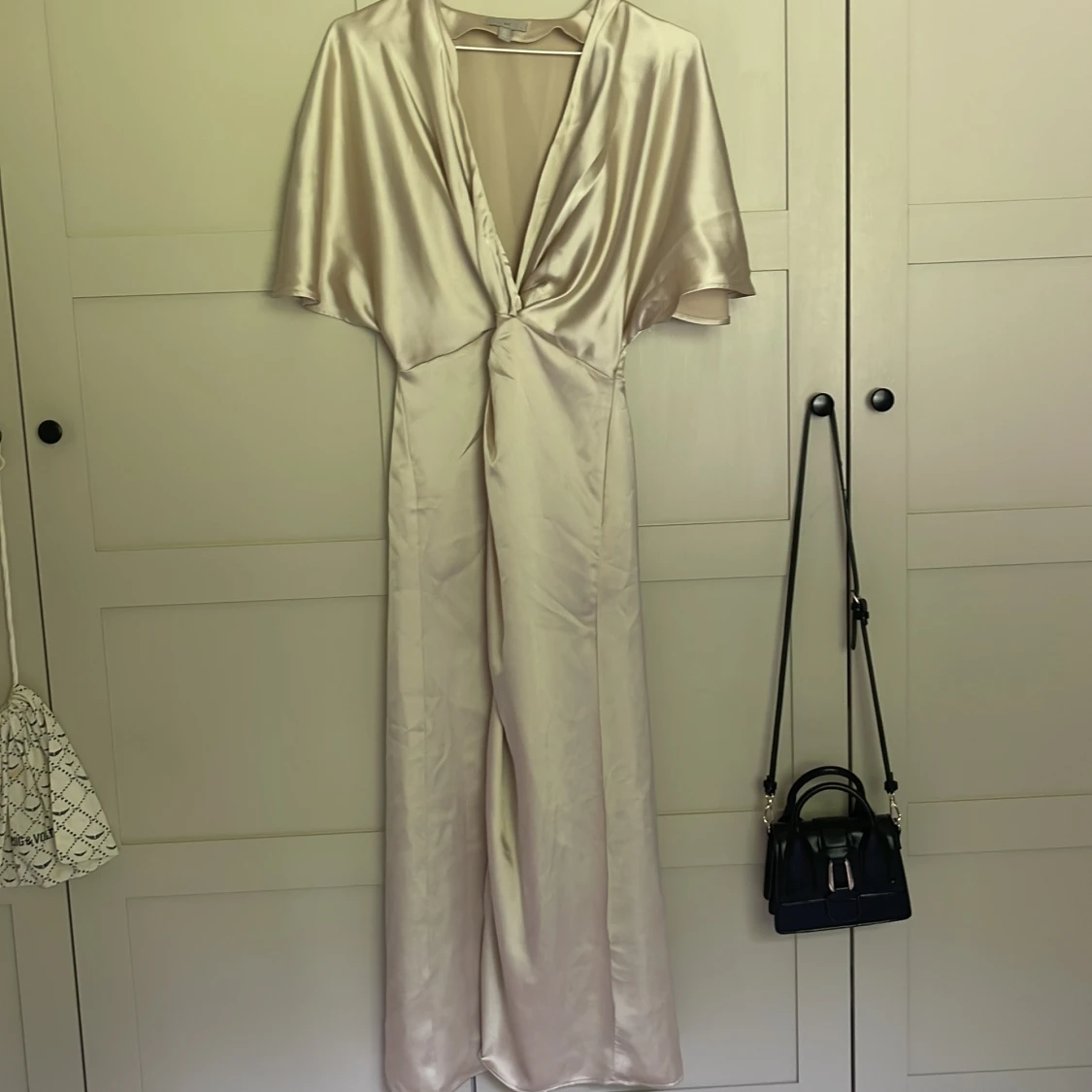 Champagnefärgad långklänning i satin