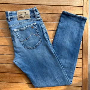 Jacob Cohën Jeans Limited Edition | 688 - Limited Edition Cohën jeans i snygg tvätt | W33 | Modell: Limited Edition 688 = slim/tapered fit | Defekter: Nej, nyskick | Stretch: Ja | Midja: 86 cm | Innerben: 77 cm | Ytterben: 101 cm |Måttavikelser: +-1 cm | Modellen är 175 cm och väger 70 kg | Vänligen kontrollera mått innan köp🤗 | Tveka inte att kontakta mig vid frågor😁! 
