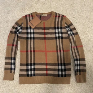 Burberry tröja  - Säljer en stilig Burberry tröja för ett superbra pris, använd ett fåtal gånger. Storlek L men kan även passa dig som har M! Vid snabb affär kan priset sänkas. Skriv för mer info !!