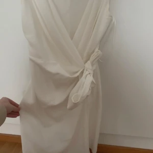 Vit omlottklänning med knytband - använd en gång xs/s