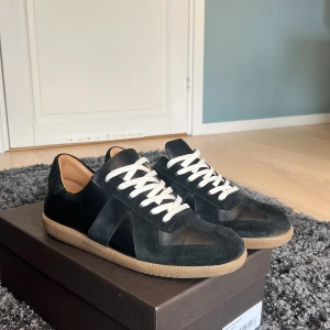 Skolyx gats svart - Svarta skolyx gats i storlek 42 normal i storlek, använda fåtal gånger, bra skick, material: italiensk läder och mocka. Köpta för 1600kr original sulor,låda,skosnören finns även, 