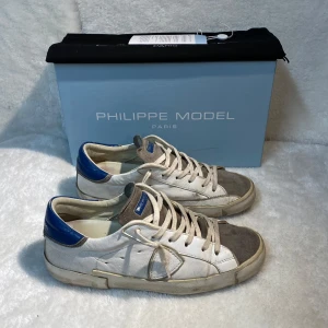 Philippe Model skor - Säljer nu dessa sjukt feta Philippe model skor som är i riktigt bra skick | storlek 40 men passar lika bra 39-41 | vid köp medföljs box, dusbags samt kort | kom gärna med vettiga prisförslag vill få bort dem så fort som möjligt!