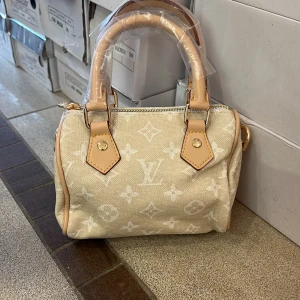 Beige axelväska med pärldetaljer - Snygg trendig väskan 