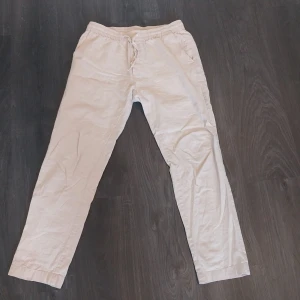 Linnebyxor - Säljer nu dessa riktigt snygga linnebyxor i storlek S. Säljer då dessa är lite för små. De är köpta för 499 och jag Säljer de för 59🙌