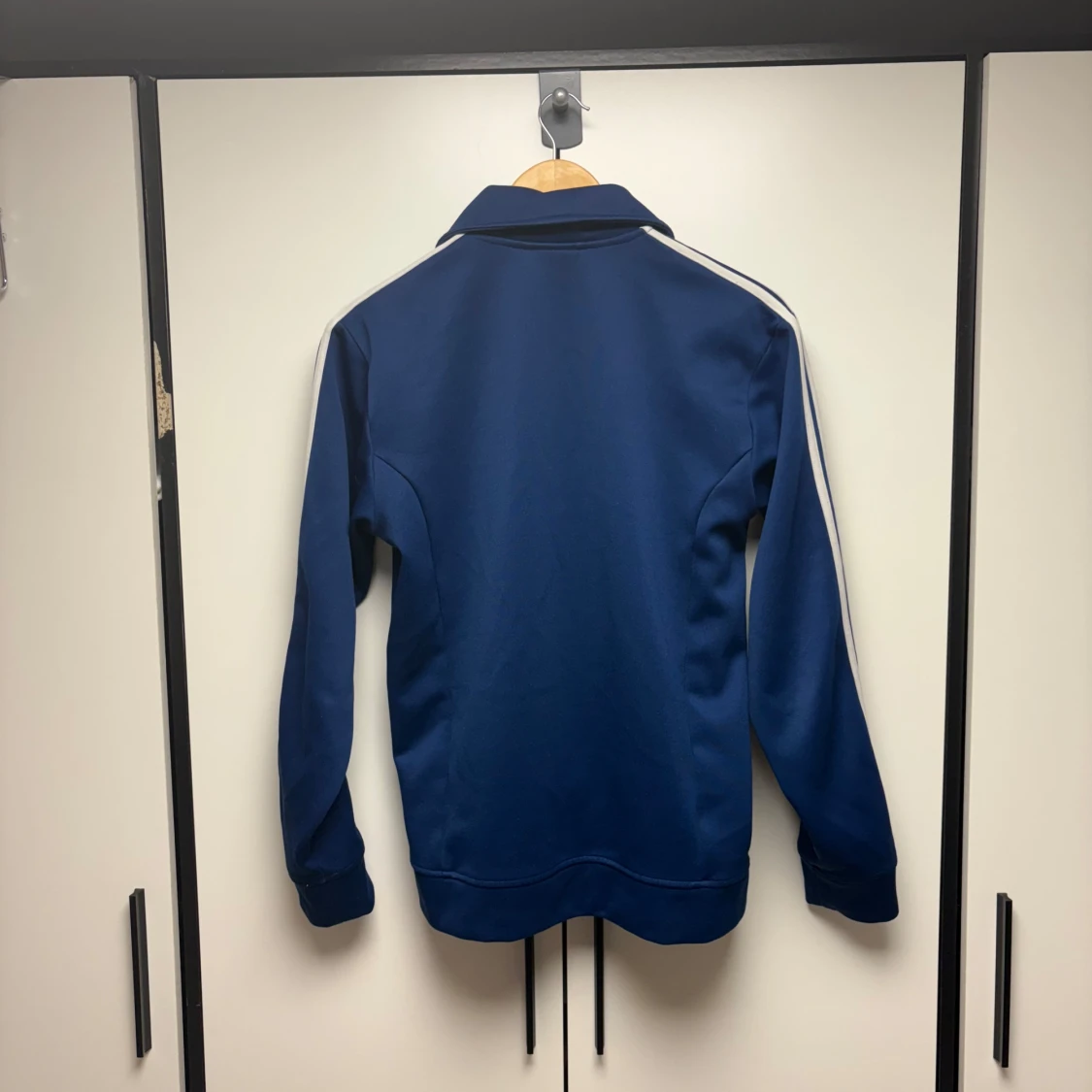 Blå Adidas track jacket med vita ränder - 2