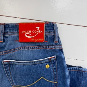 Jacob cohën jeans  - Ruskigt feta cohen jeans som är limited edition 10/269, Modellen är 688 LTD och passar mig bra (fjärde bilden) jag är 180,75 kg. Måtten (sista bilden är) A: 43 cm B: 105 cm. Kom med frågor! Kan lösa fler bilder också, om ni är mer intresserade av hur dom ser ut kan ni checka Whalan.vetements.sale på TikTok! 
