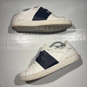 Valentino Opens - Hej! Säljer nu mina skor från märket Valentino, storlek 43 bra skick, givetvis äkta. Tveka inte på att höra av dig om du har frågor eller funderingar kring skorna! 