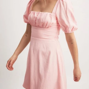 Söt linneklänning - Säljer denna klänningen från Nakd. Använd en gång, köpt för 500kr 💕Storlek 34 