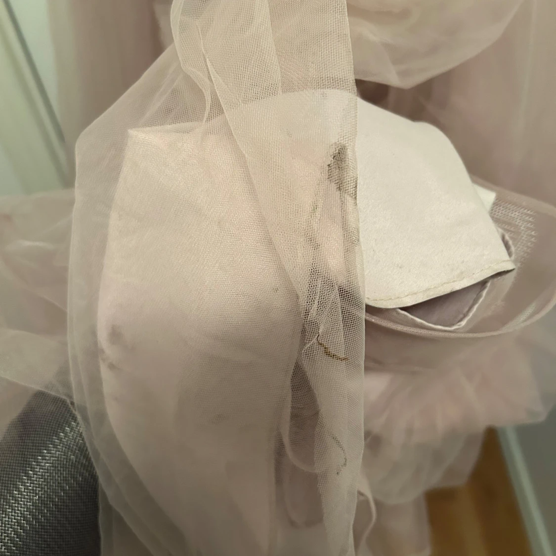 Ljusrosa långklänning med spetsdetaljer - 4