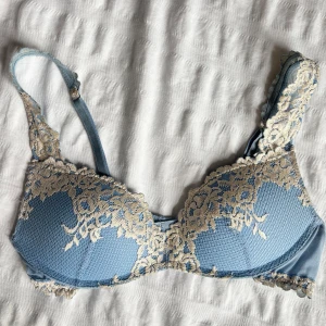 Intimissimi pretty flowers bh - Supersöt ljusblå bh från Intimissimi i modellen gioia med vackra broderade spetsdetaljer över kuporna och axelbanden. Kollektionen Pretty Flowers. Justerbara axelband och klassisk knäppning bak. Storlek 75C🩵 