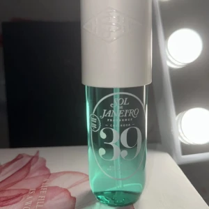 Sol de Janeiro Cheirosa 39 Parfym - Fräsch parfym från Sol de Janeiro, Cheirosa 39. Flaskan är cylinderformad med turkosgrönt glas och stor vit kork med logga. Snygg och modern design som sticker ut på hyllan. Perfekt för dig som gillar tropiska och fräscha dofter.