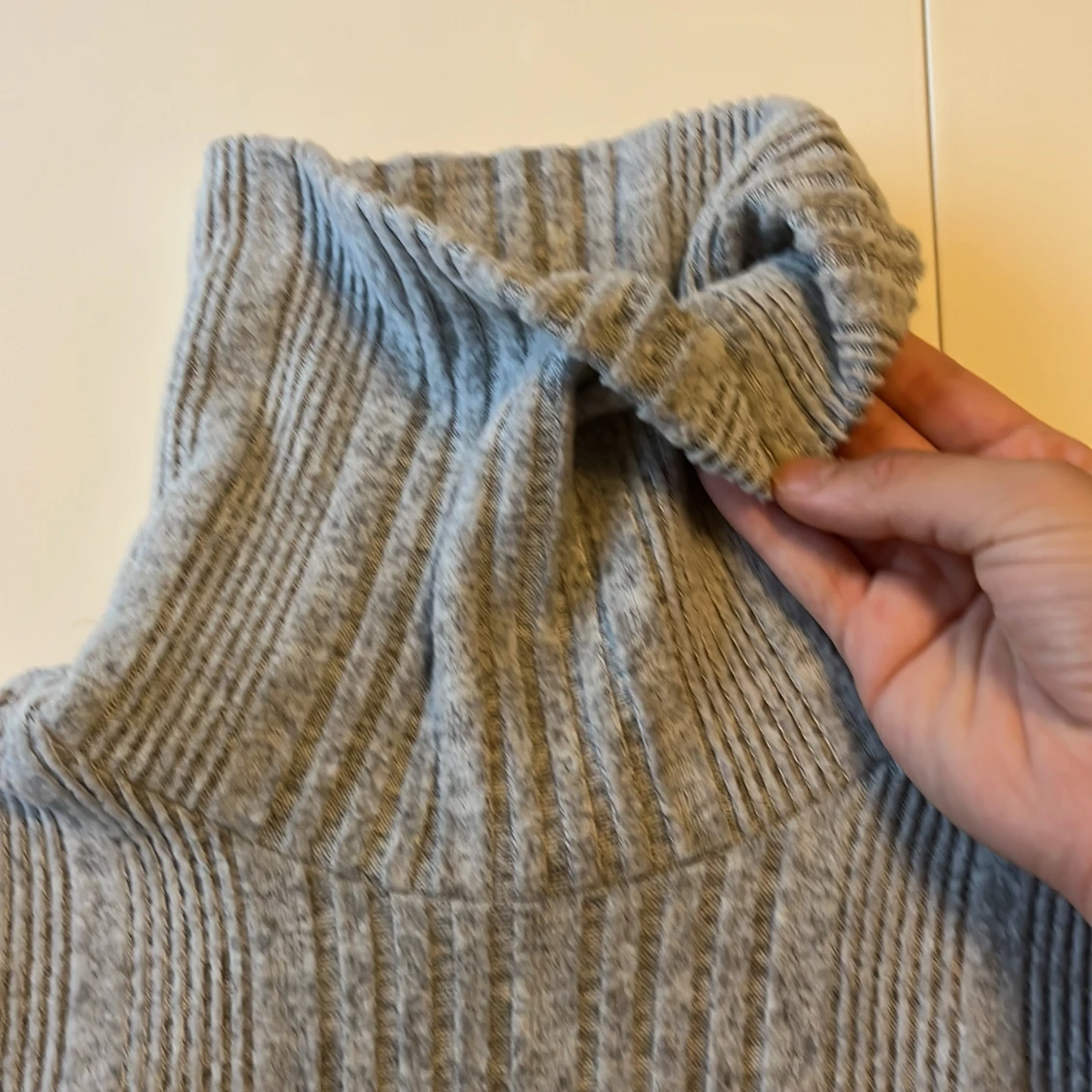 Grå ribbad polotröja - 1