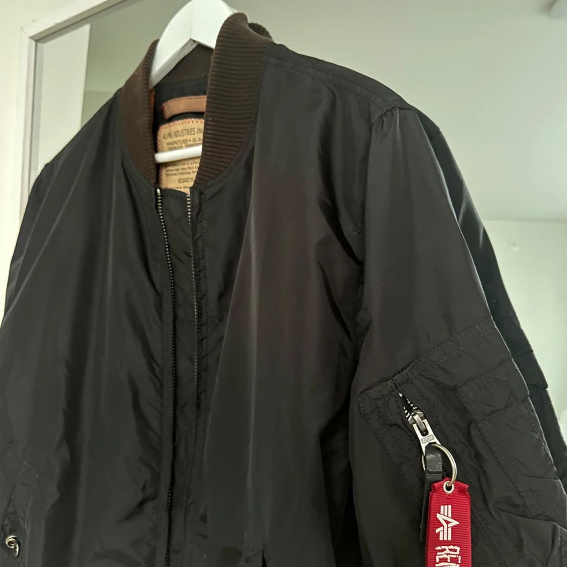 Svart bomberjacka Alpha Industries - 1