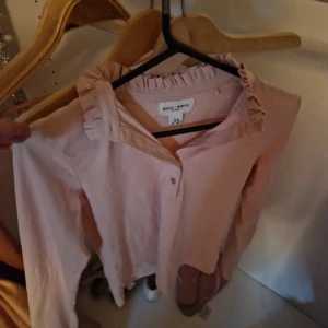 Rosa blus!  - Jättefin rosa blus med krage. Inga defekter, som ny! Kan gå ner i pris💞