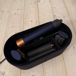 Dyson Airwrap  - Säljer min Dyson Airwrap, använd ett fåtal gånger så är i nyskick!! Alla tillbehör kommer självklart med💖