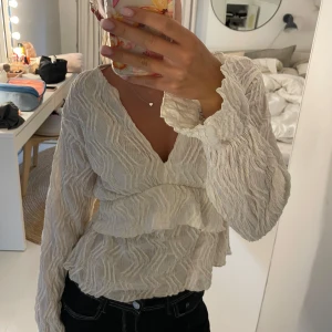 Vit blus med volanger - Supersöt vit blus med volanger och v-ringning. Skriv för fler bilder eller andra frågor💞