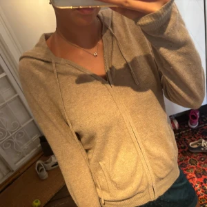 Beige ziphoodie i kashmir från Soft Goat - Supermjuk beige ziphoodie i kashmir från Soft Goat. 