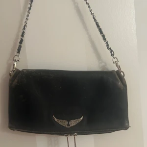 🤍Svart Zadig & Voltaire väska (inköpspris: 3600 kr)🤍 -  Svart väska i 100% äkta skinn från Zadig & Voltaire i modellen Rock som är i standard storleken. Framtill har den det klassiska Zadig & Voltaire märket i silver. Väskan har dragkedja både bak och upptill. Bra väska med mycket förvaring. Börjar tappa färg på metalldetaljerna på väskan, dock inget större som man stör sig på. Detta beror på att väskan är inköpt för flera år sen. Tyvärr tappat bort den långa kedjan och dustbagen därav det låga priset. Hör av er vid frågor och funderingar.🩷