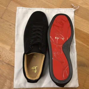 louboutin skor, helt nya   - Helt nya Christian Louboutin sneakers med ikonisk röd sula. Aldrig använda – kommer med påse. Perfekta för dig som vill ha stilrena och exklusiva skor. PRISET KAN DISKUTERAS LITE!
