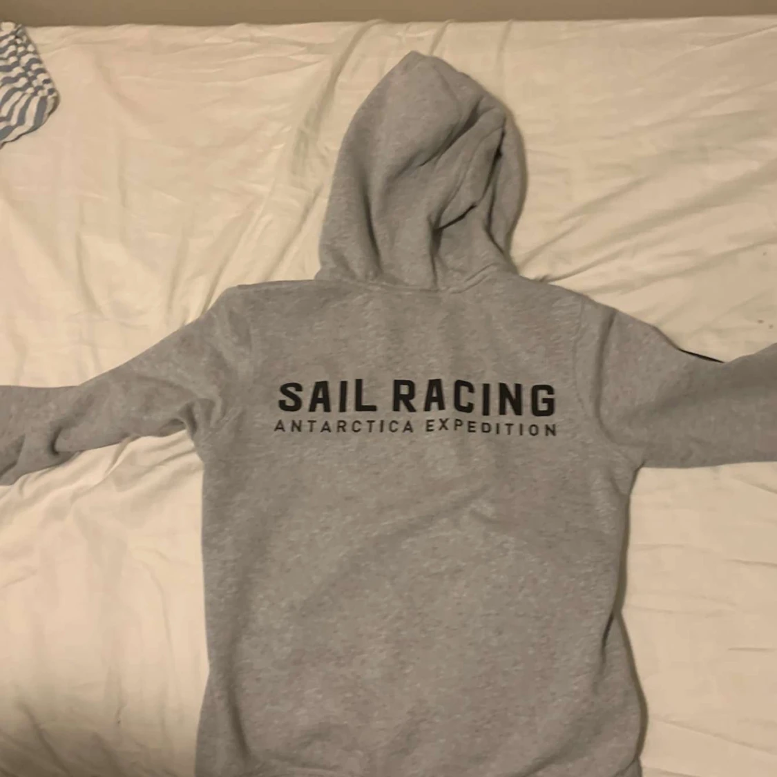 Grå hoodiejacka från Sail Racing - 2