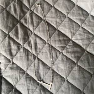 Silverfärgat halsband med T-hänge!💞 - Stilrent halsband i silverfärg med ett stort T-format hänge. Kedjan är tunn och har ett klassiskt karbinlås med förlängningskedja. Perfekt för dig som vill ha ett personligt smycke med bokstavsdetalj!💞