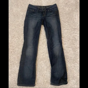 Mörkblå bootcut jeans från Esprit - STRL: W29/L32 Supersnygga kågmidjade jeans från Esprit med bootcut passform. Säljer då de inte längre passar.