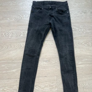 Tiger of Sweden jeans - Säljer nu ett par tiger of Sweden jeans i modellen slim. Askön passform med en lite lowkey tvätt som är fet! OBS! Storleken i jeansen påstår 34/34 men detta stämmer int. Verklig storlek är ca 31/32 pga krympning i tvätten. 