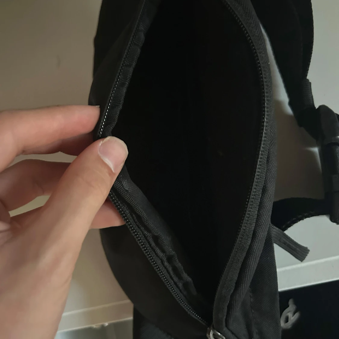 Svart Nike magväska med dragkedja - 2